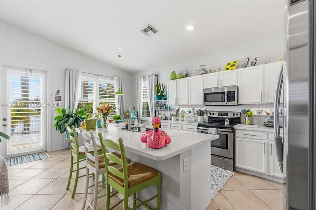 16350 SW 11th St, Pembroke Pines, FL 33027