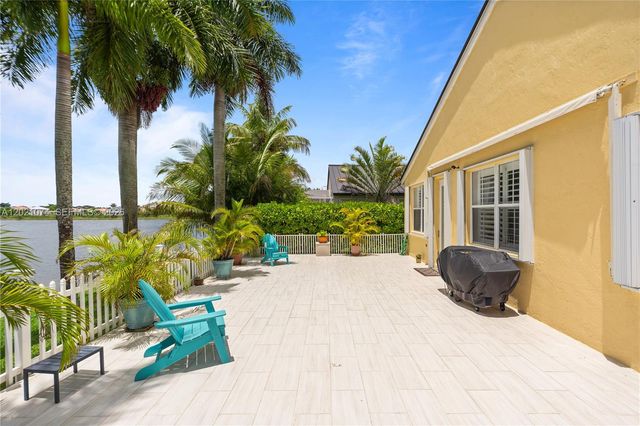 16350 SW 11th St, Pembroke Pines, FL 33027