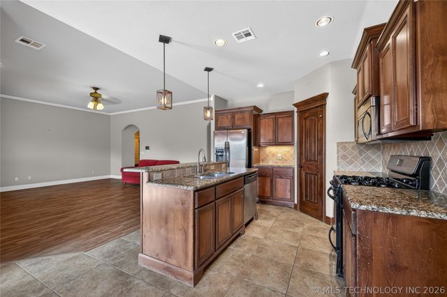 12428 E 128th Street N, Collinsville, OK 74021