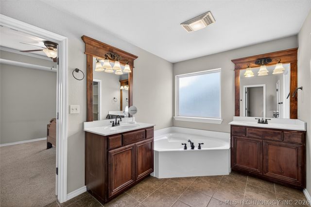 12428 E 128th Street N, Collinsville, OK 74021