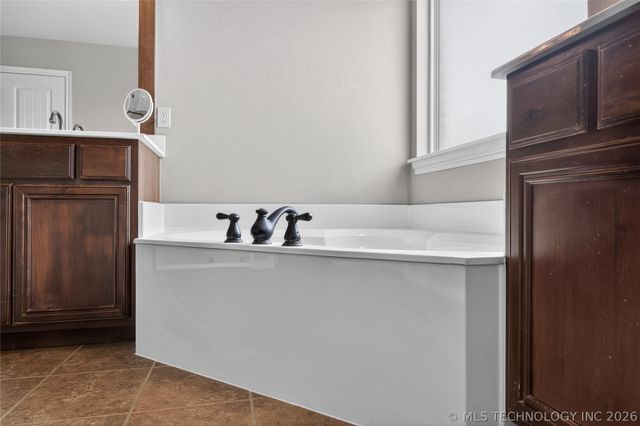 12428 E 128th Street N, Collinsville, OK 74021