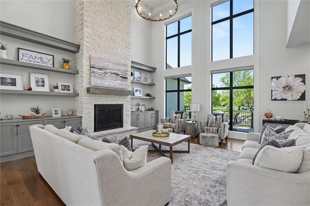15820 Oakmont Street, Overland Park, KS 66221