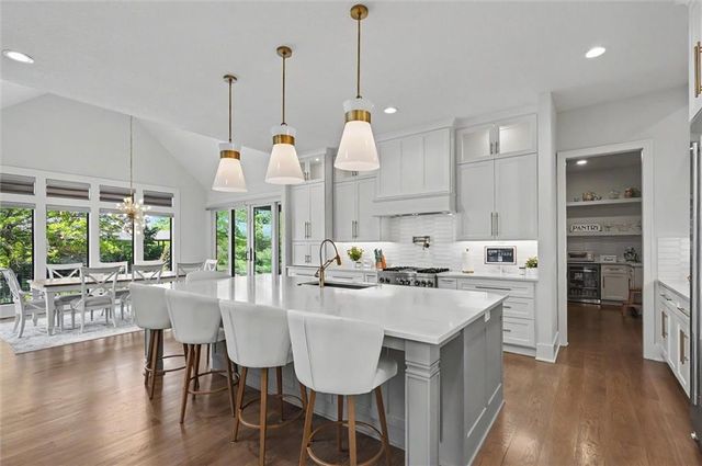 15820 Oakmont Street, Overland Park, KS 66221