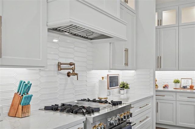 15820 Oakmont Street, Overland Park, KS 66221