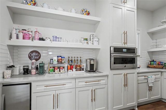 15820 Oakmont Street, Overland Park, KS 66221