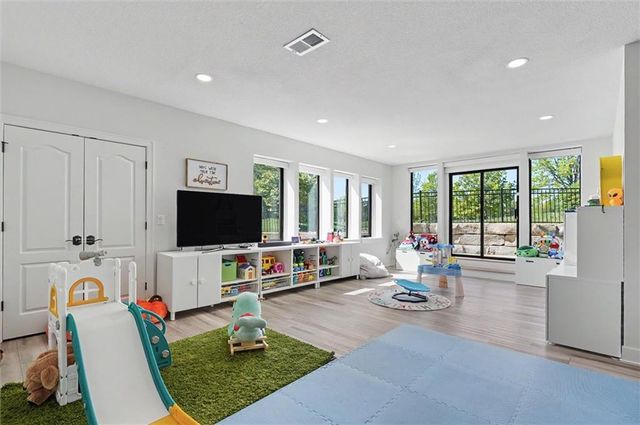 15820 Oakmont Street, Overland Park, KS 66221