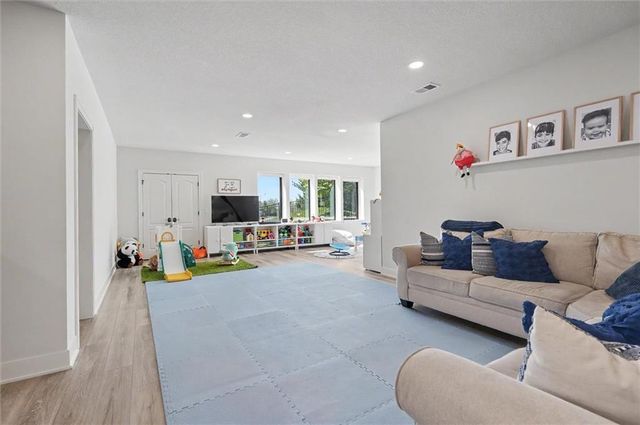 15820 Oakmont Street, Overland Park, KS 66221