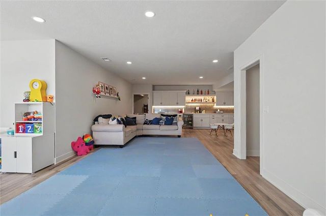 15820 Oakmont Street, Overland Park, KS 66221