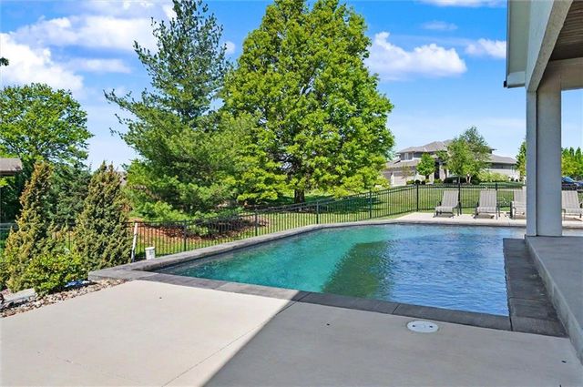 15820 Oakmont Street, Overland Park, KS 66221