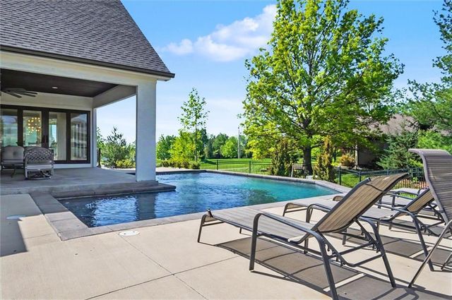15820 Oakmont Street, Overland Park, KS 66221