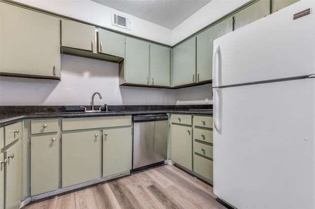 428 N Dallas Avenue, Lancaster, TX 75146