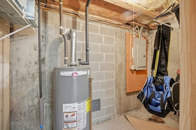 66 Penrose Dr, West Springfield, MA 01089