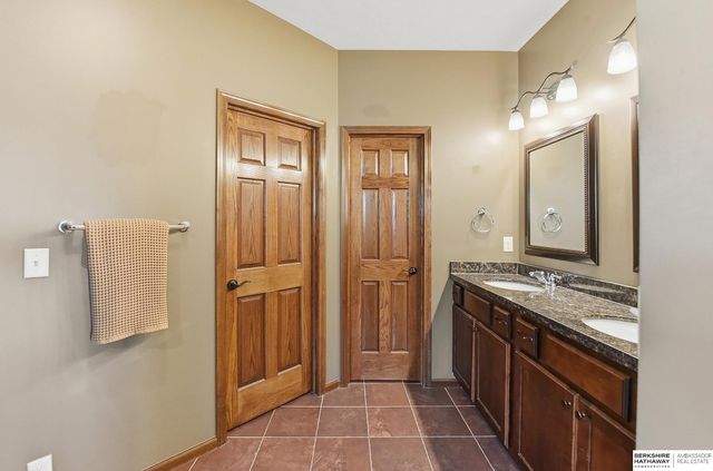 2831 Shadowbrook Drive, Lincoln, NE 68516