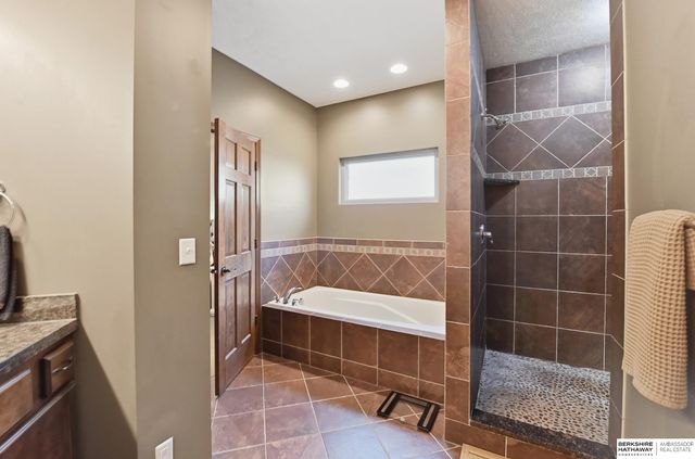 2831 Shadowbrook Drive, Lincoln, NE 68516