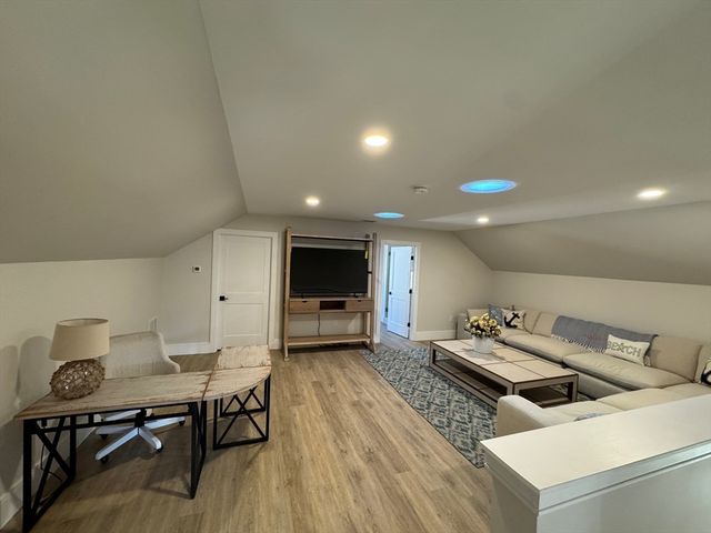 4 Josiah Path, Falmouth, MA 02540