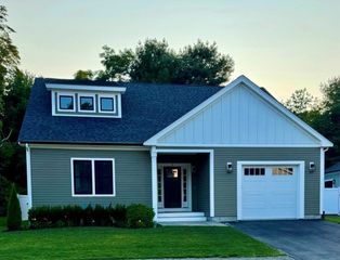 4 Josiah Path, Falmouth, MA 02540