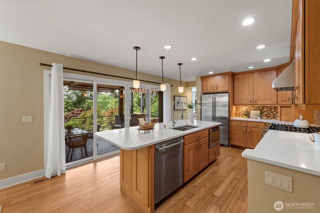 3225 W Mercer Way, Mercer Island, WA 98040