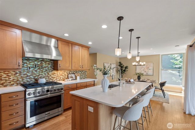 3225 W Mercer Way, Mercer Island, WA 98040