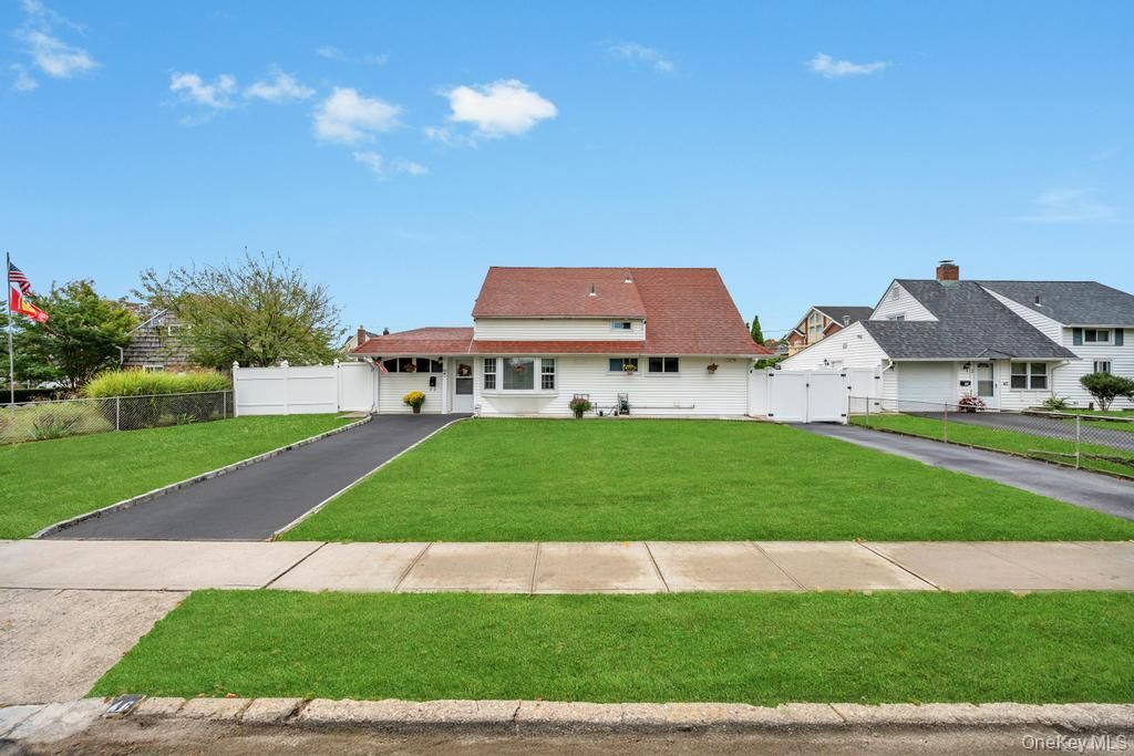 46 Hardy Lane, Westbury, NY 11590