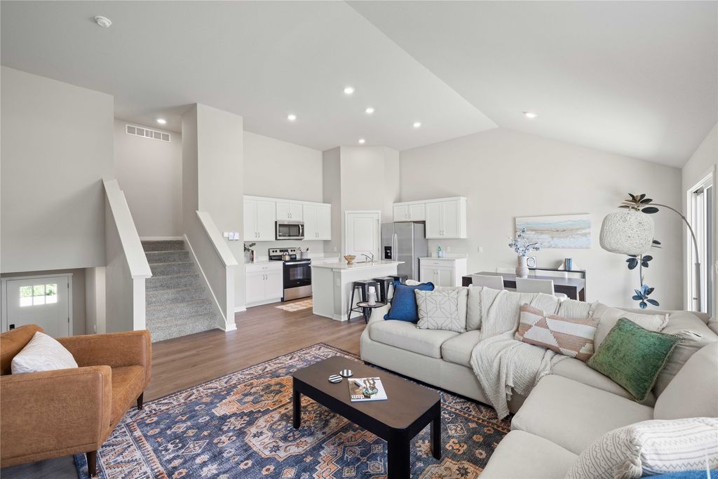 14243 Walnut Meadows Drive, Urbandale, IA 50323