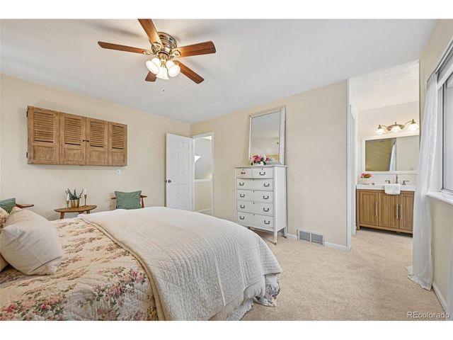 8079 Meadowdale Sq, Niwot, CO 80503