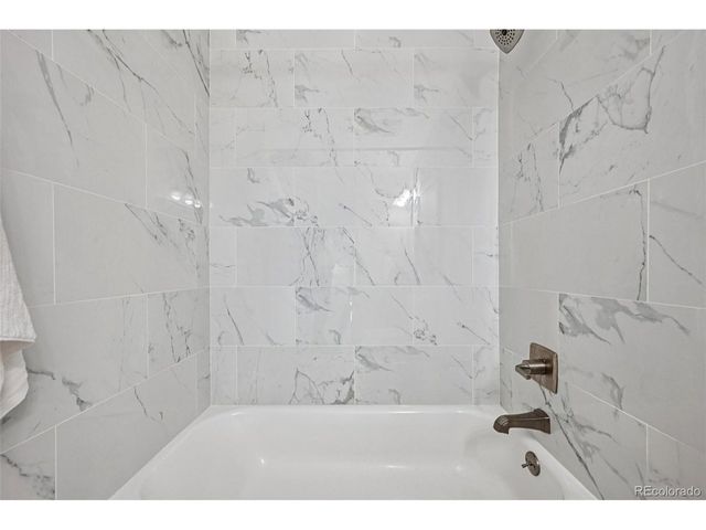 8079 Meadowdale Sq, Niwot, CO 80503