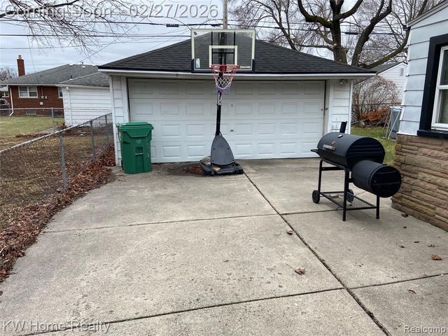 18100 Holland Avenue, Eastpointe, MI 48021