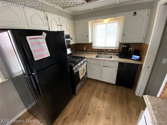 18100 Holland Avenue, Eastpointe, MI 48021