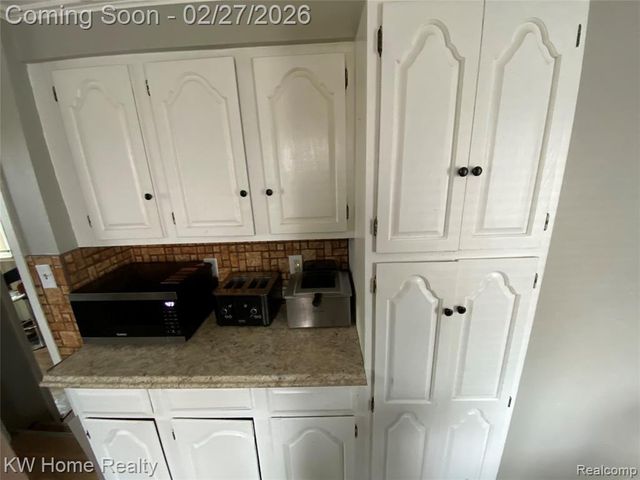 18100 Holland Avenue, Eastpointe, MI 48021