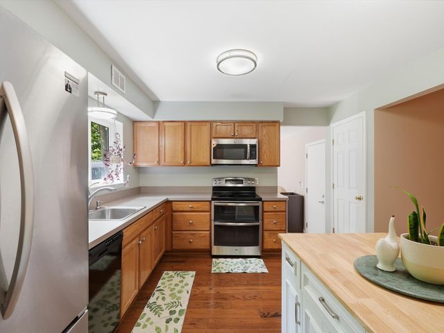 1127 Rue Deauville Boulevard, Ypsilanti, MI 48198