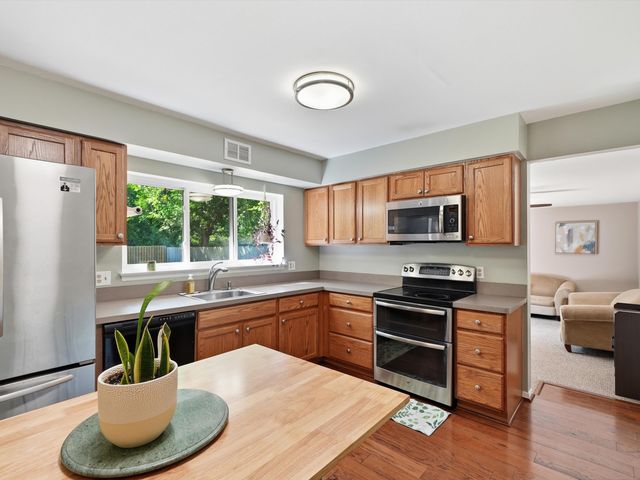 1127 Rue Deauville Boulevard, Ypsilanti, MI 48198