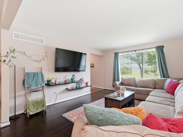 1127 Rue Deauville Boulevard, Ypsilanti, MI 48198