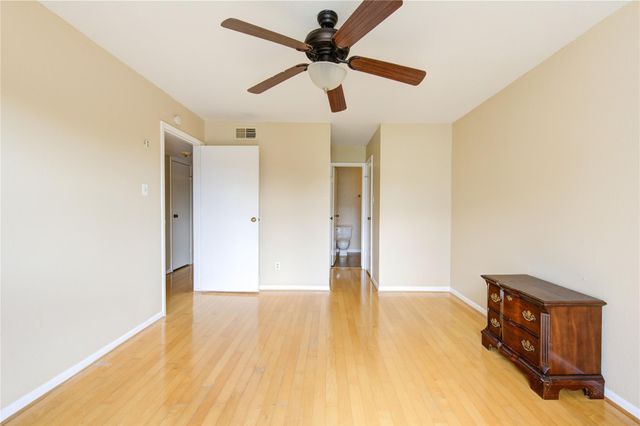 3055 Walnut Bend Lane 21, Houston, TX 77042