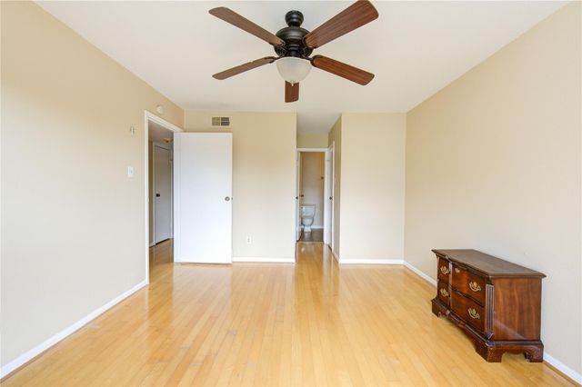 3055 Walnut Bend Lane 21, Houston, TX 77042