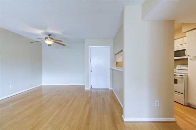 3055 Walnut Bend Lane 21, Houston, TX 77042