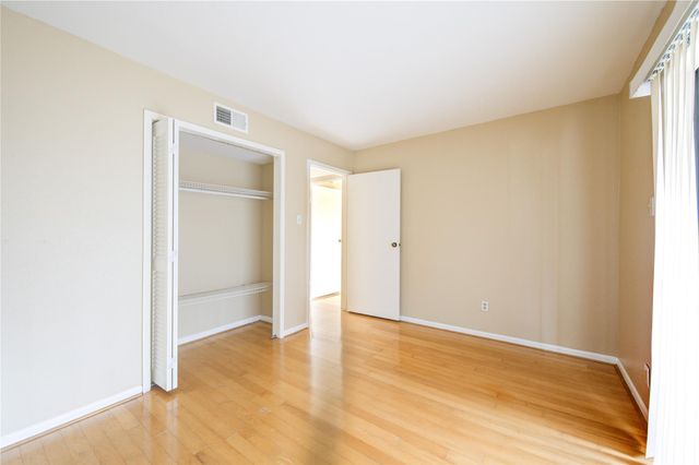 3055 Walnut Bend Lane 21, Houston, TX 77042