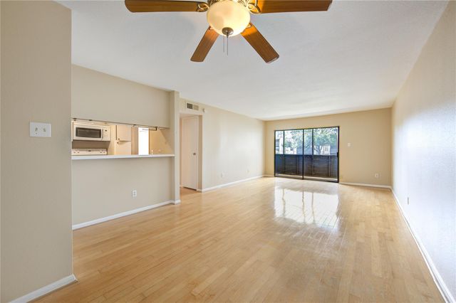 3055 Walnut Bend Lane 21, Houston, TX 77042