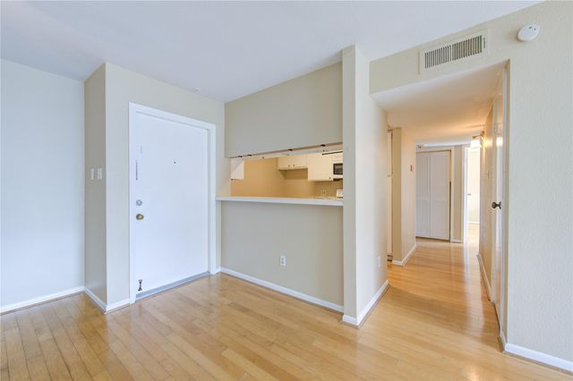 3055 Walnut Bend Lane 21, Houston, TX 77042