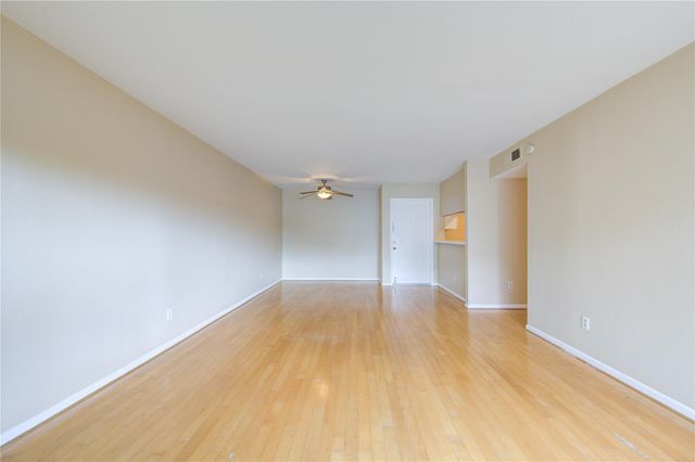 3055 Walnut Bend Lane 21, Houston, TX 77042