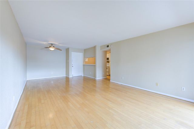 3055 Walnut Bend Lane 21, Houston, TX 77042