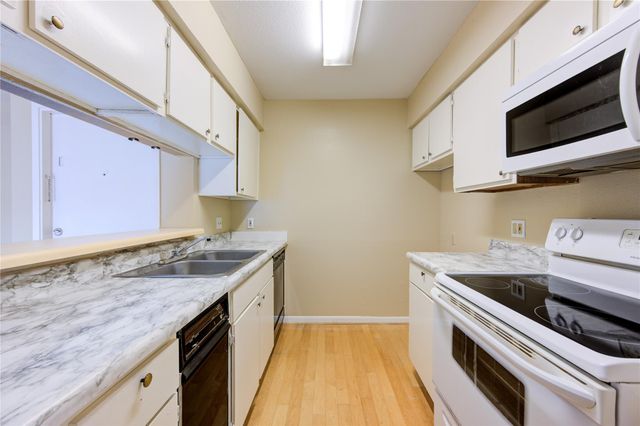 3055 Walnut Bend Lane 21, Houston, TX 77042