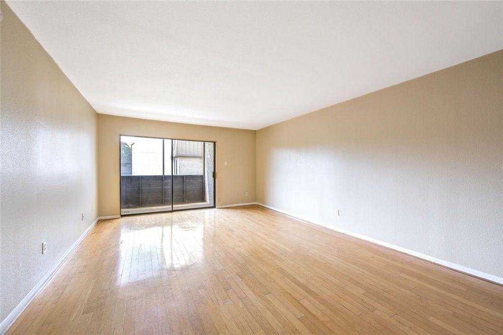 3055 Walnut Bend Lane 21, Houston, TX 77042