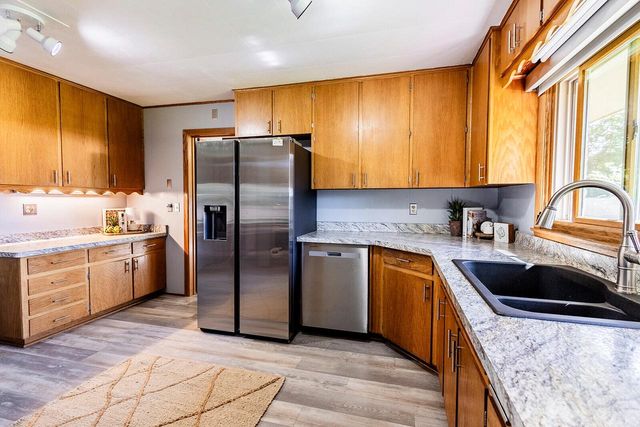 1393 Harris DRIVE, Waukesha, WI 53186