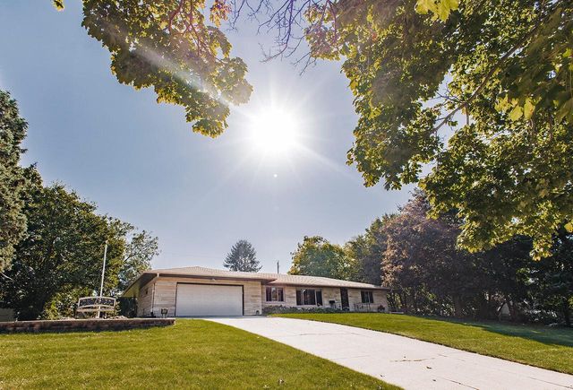 1393 Harris DRIVE, Waukesha, WI 53186