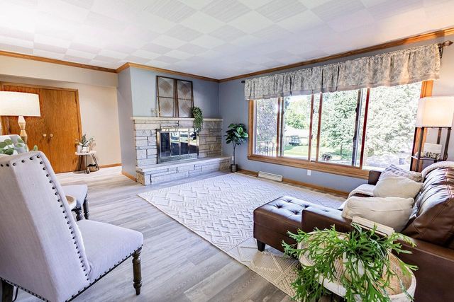 1393 Harris DRIVE, Waukesha, WI 53186