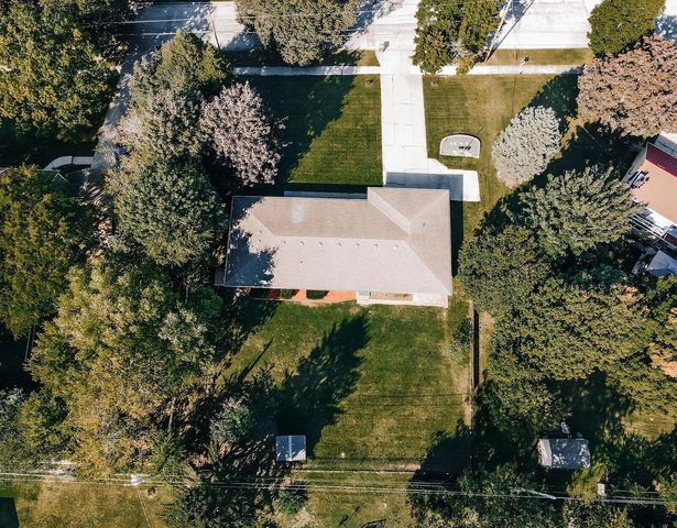 1393 Harris DRIVE, Waukesha, WI 53186