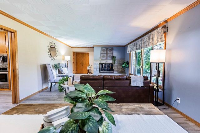 1393 Harris DRIVE, Waukesha, WI 53186