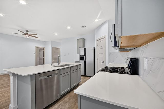 711 Boer Plains Drive, Rosharon, TX 77583