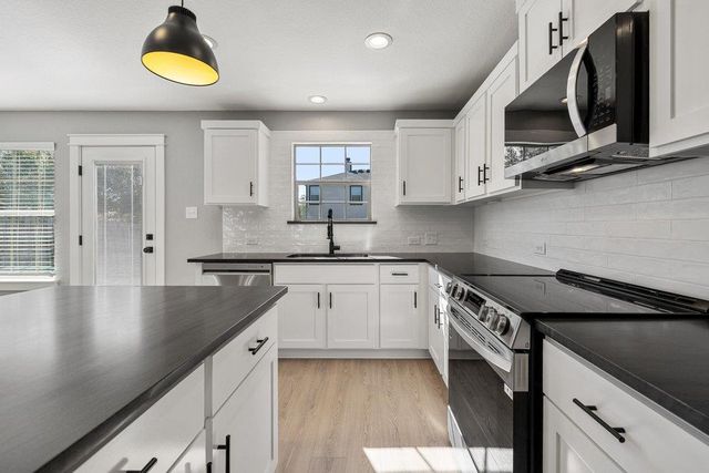 509 Estes PARK, Taylor, TX 76574