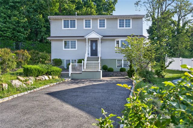 8 Lee Gray Court, Glen Cove, NY 11542